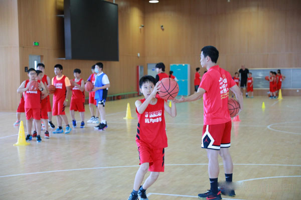 北京篮球夏令营封闭训练哪里有？品牌基地推荐！